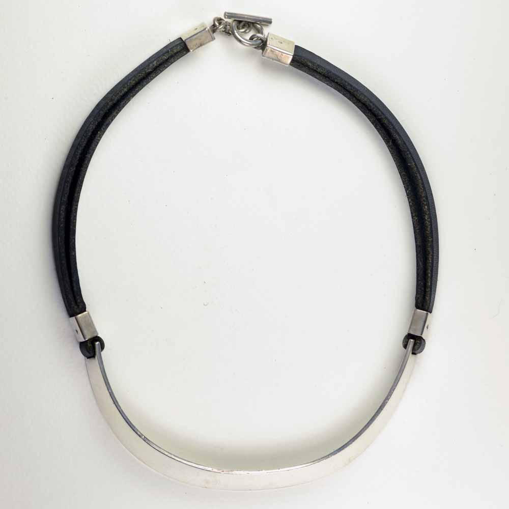 A black and white necklace is shown on the picture.